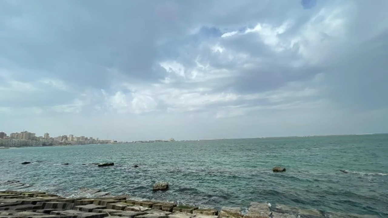 أمطار خفيفة ورياح باردة تضرب الإسكندرية في آخر جمعة من رمضان